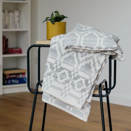 cumpără Textile de casă Ibena 2414/800 Jacquard Baumwolldecke Amora mith GOTS Zertifikat Grey/white în Chișinău 