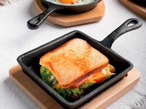 купить Сковорода Tognana 55925 Чугунная сковорода Fusion Keys 14x14 см на деревянной подставке в Кишинёве 