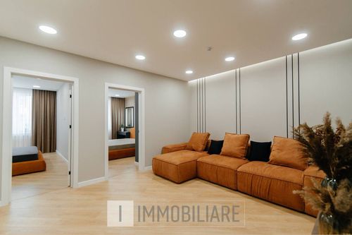 Spre vânzare  un apartament cu 3 camere + living, amplasat în sect. Centru, str. Albisoara 78/4 . 