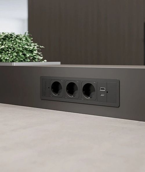 купить Розетка электрическая ASA Plastici 060.40F.00009 Versaframe 3.0 3 sockets F+ 1 USB.5V (A+C) Black в Кишинёве 