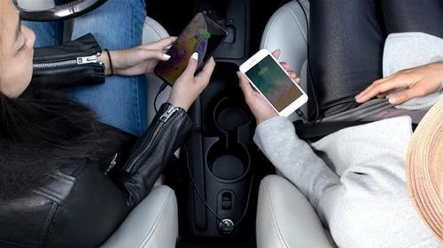 cumpără Încărcător pentru automobil Belkin CCB001BTBK Dual USB-A Car Charger, 12W X2, BLK în Chișinău 